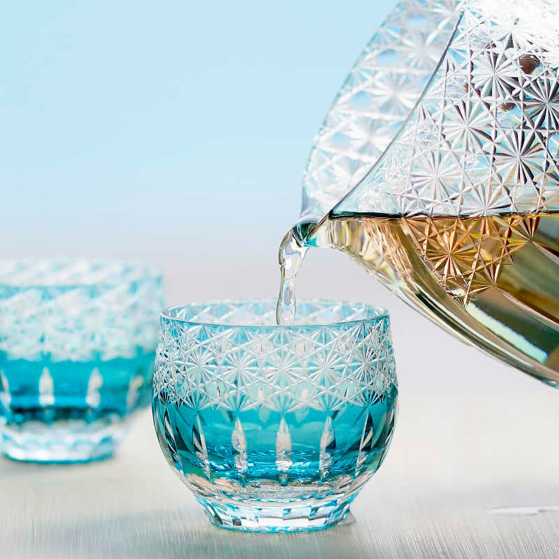 One of the 17 Edo Kiriko artisans in Japan completes his work in one go without any drafts.